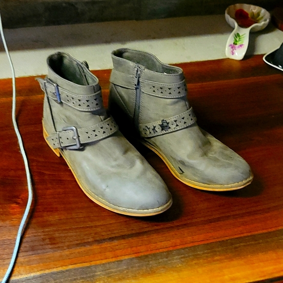 Shoes - Picture 2 of 3